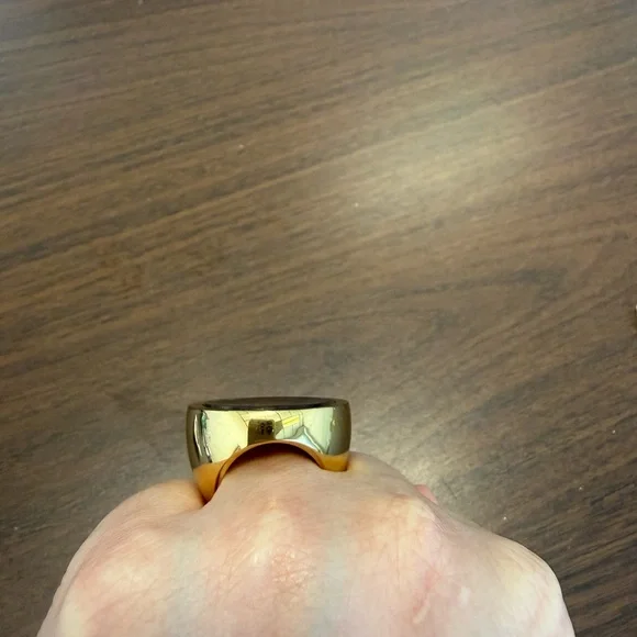 Michael Kors Gold and Tortoiseshell Statement Ring - Picture 2 of 6